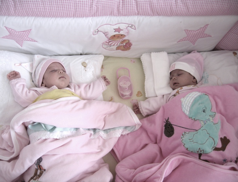 Файл:Baby-girl-twins-1433697-1919x1466.jpg