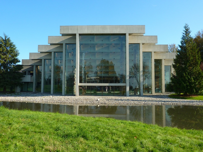 Файл:UBC MOA with reflecting pool 01.JPG