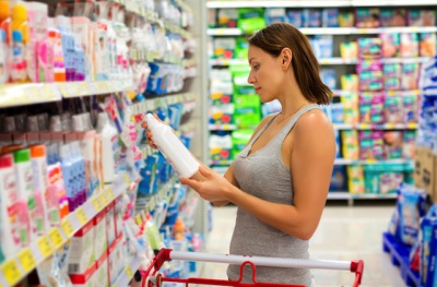 Woman-buying-shampoo.jpg