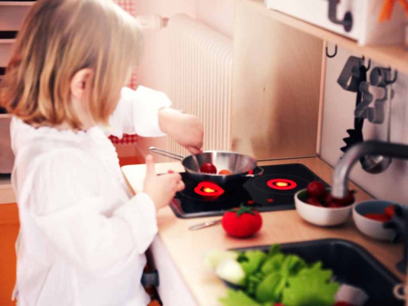 Файл:Girl-kitchen.jpg