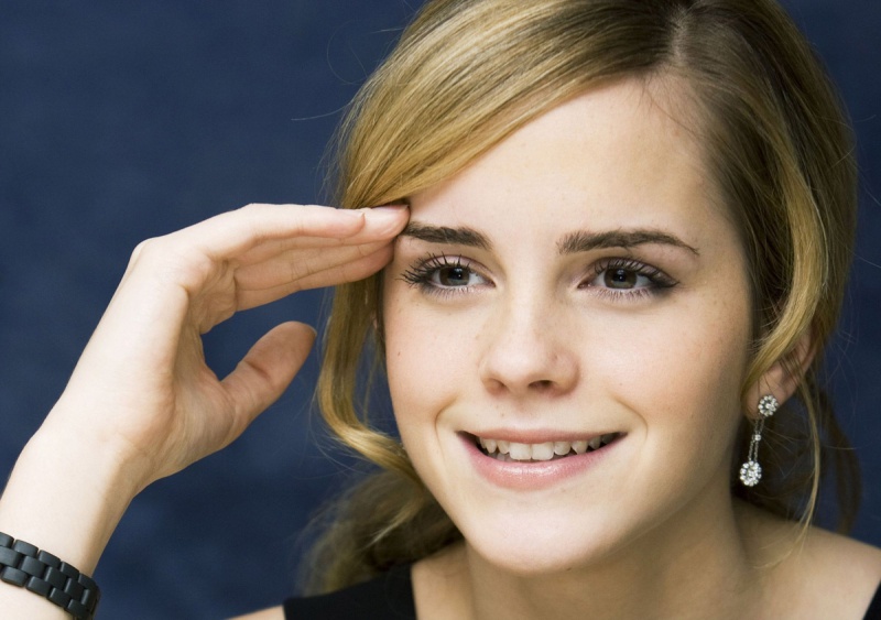 Файл:Kinopoisk.ru-Emma-Watson-1104273.jpg