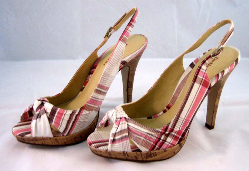 Файл:Woman-dress-shoes.jpg