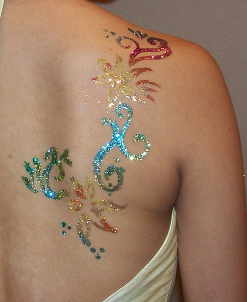 Файл:Pretty Shoulder Glitter Tattoo.jpg