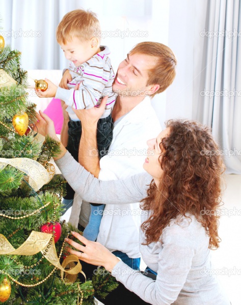 Файл:Семья украшает-tree.jpg