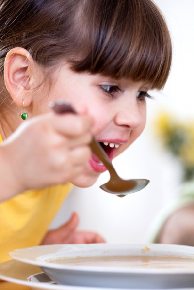 Файл:Child-eating-clear-soup-1-.jpg