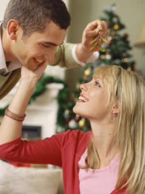 Rb-couple-under-mistletoe-5-0809-lgn.jpg