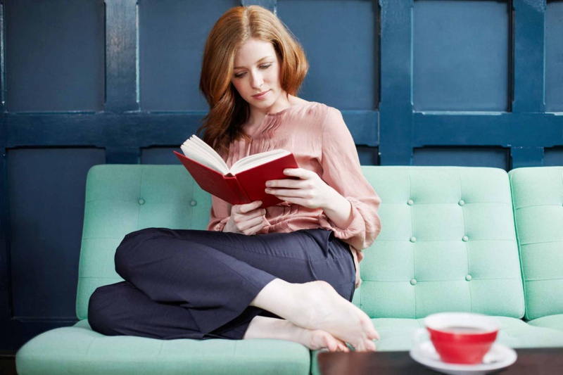 Файл:Woman-reading-a-book-on-sofa-2043550.jpg