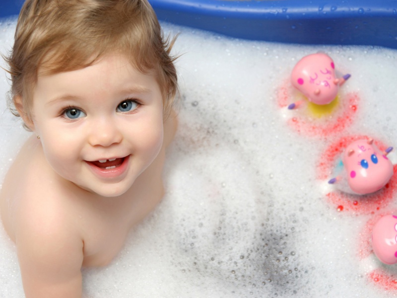 Файл:Cute-Baby-Taking-Bath-1400x1050.jpg